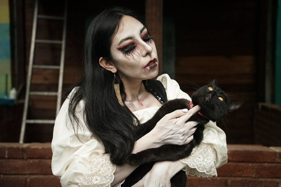 Gothic woman with makeup and black cat in Ciudad de México.